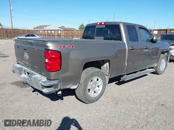 2015 Chevrolet Silverado 1500 LT z VIN 1GCVKREH4FZ272252, wystawiony jako IAAI lot #43392960 z przebiegiem 204 810 mil mil oraz . Historia ofert i sprzedaży dostępna na DreamBid. Obrazek 4.