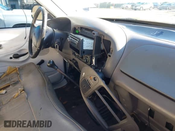 ✅ 1998 Ford F-150 • VIN: 1FTZF1720WNB95970 • Lot: 43591109. Wystawiony na IAAI z przebiegiem 190 321 mil. Bezpłatny archiwum sprzedaży aukcyjnych z USA i szczegółowy raport historii pojazdu na DreamBid. Zdjęcie 18.