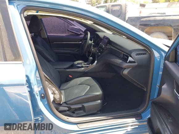 ✅ 2024 Toyota Camry SE • VIN: 4T1G11AK1RU232223 • Lot: 42961829. Wystawiony na IAAI z przebiegiem 27 624 mil. Bezpłatny archiwum sprzedaży aukcyjnych z USA i szczegółowy raport historii pojazdu na DreamBid. Zdjęcie 5.