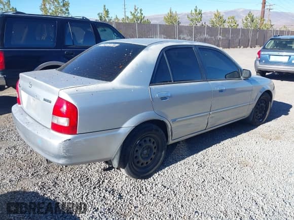 ✅ 2001 Mazda Protege LX • VIN: JM1BJ226910401437 • Lot: 43548017. Wystawiony na IAAI z przebiegiem 236 866 mil. Bezpłatny archiwum sprzedaży aukcyjnych z USA i szczegółowy raport historii pojazdu na DreamBid. Zdjęcie 4.