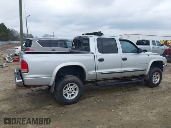 ✅ 2002 Dodge Dakota SLT • VIN: 1B7HG48N82S581583 • Lot: 41525790. Wystawiony na IAAI z przebiegiem 255 806 mil. Bezpłatny archiwum sprzedaży aukcyjnych z USA i szczegółowy raport historii pojazdu na DreamBid. Zdjęcie 13.