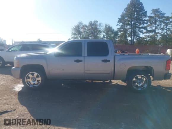 ✅ 2007 Chevrolet Silverado 1500 1LT • VIN: 2GCEC13J871688674 • Lot: 43707213. Wystawiony na IAAI z przebiegiem 293 504 mil. Bezpłatny archiwum sprzedaży aukcyjnych z USA i szczegółowy raport historii pojazdu na DreamBid. Zdjęcie 14.
