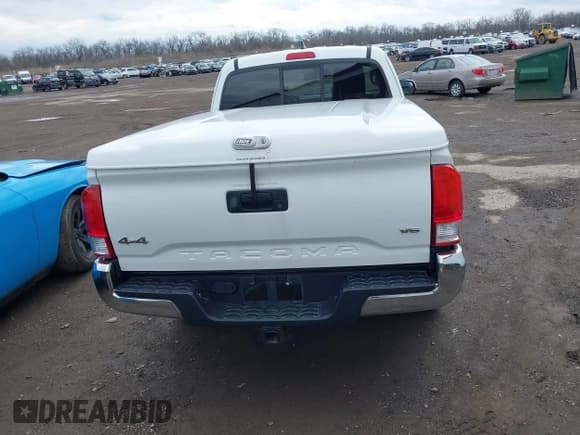 ✅ 2017 Toyota Tacoma SR5 • VIN: 5TFSZ5AN0HX074852 • Lot: 41768038. Listed on IAAI with 178,169 mi. Free auction sales archive from the USA and detailed vehicle history report at DreamBid. Image 15.