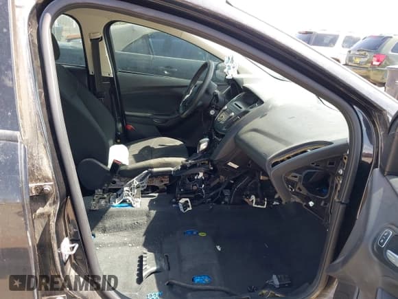 ✅ 2015 Ford Focus SE • VIN: 1FADP3F25FL261578 • Lot: 42502945. Wystawiony na IAAI z przebiegiem 81 789 mil. Bezpłatny archiwum sprzedaży aukcyjnych z USA i szczegółowy raport historii pojazdu na DreamBid. Zdjęcie 5.