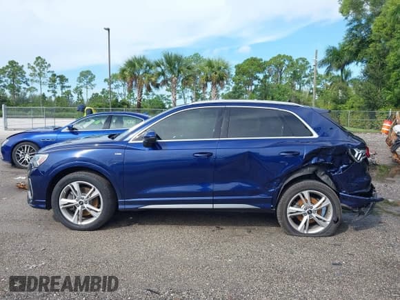 ✅ 2023 Audi Q3 S line Premium Plus • VIN: WA1EECF33P1038217 • Lot: 43367876. Wystawiony na IAAI z przebiegiem 12 194 mil. Bezpłatny archiwum sprzedaży aukcyjnych z USA i szczegółowy raport historii pojazdu na DreamBid. Zdjęcie 14.