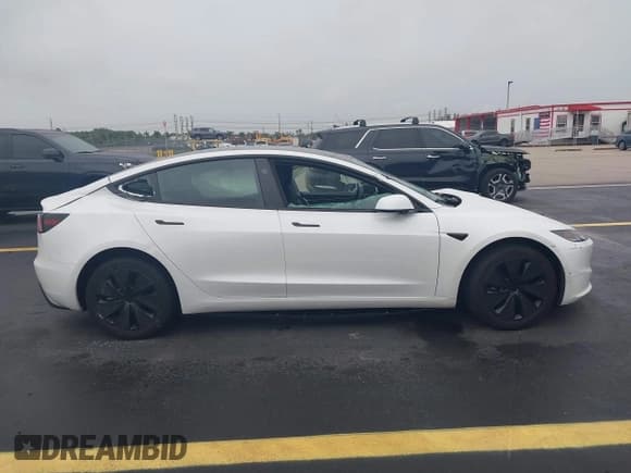 ✅ 2024 Tesla Model 3 • VIN: 5YJ3E1EAXRF740594 • Lot: 42423152. Wystawiony na IAAI z przebiegiem 7 604 mil. Bezpłatny archiwum sprzedaży aukcyjnych z USA i szczegółowy raport historii pojazdu na DreamBid. Zdjęcie 13.