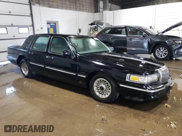 ✅ 1997 Lincoln Town Car Executive • VIN: 1LNLM81W8VY679457 • Lot: 75096074. Listed on Copart with 123,771 mi. Free auction sales archive from the USA and detailed vehicle history report at DreamBid. Image 4.