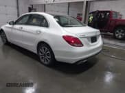 ✅ 2017 Mercedes-Benz C 300 • VIN: 55SWF4KB8HU180340 • Lot: 41613092. Wystawiony na IAAI z przebiegiem 82 818 mil. Bezpłatny archiwum sprzedaży aukcyjnych z USA i szczegółowy raport historii pojazdu na DreamBid. Zdjęcie 3.