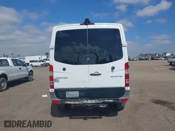 ✅ 2015 Mercedes-Benz Sprinter Crew • VIN: WD4PE7DC1F5963522 • Lot: 43270173. Wystawiony na IAAI z przebiegiem 163 436 mil. Bezpłatny archiwum sprzedaży aukcyjnych z USA i szczegółowy raport historii pojazdu na DreamBid. Zdjęcie 16.