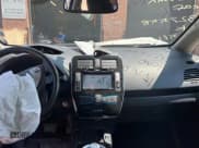 ✅ 2015 Nissan LEAF SV • VIN: 1N4AZ0CP7FC327558 • Lot: 66863295. Wystawiony na Copart z przebiegiem 118 423 mil. Bezpłatny archiwum sprzedaży aukcyjnych z USA i szczegółowy raport historii pojazdu na DreamBid. Zdjęcie 9.