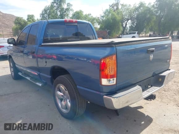 ✅ 2005 Dodge 1500 SLT • VIN: 1D7HA18D75S172461 • Lot: 43668351. Wystawiony na IAAI z przebiegiem 339 972 mil. Bezpłatny archiwum sprzedaży aukcyjnych z USA i szczegółowy raport historii pojazdu na DreamBid. Zdjęcie 3.