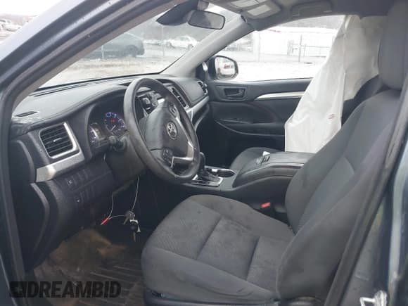 ✅ 2018 Toyota Highlander LE • VIN: 5TDBZRFH0JS840018 • Lot: 41621355. Wystawiony na IAAI z przebiegiem 128 495 mil. Bezpłatny archiwum sprzedaży aukcyjnych z USA i szczegółowy raport historii pojazdu na DreamBid. Zdjęcie 5.