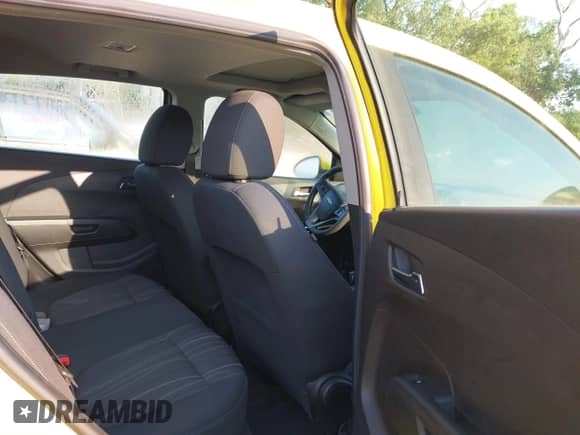 2015 Chevrolet Sonic LT z VIN 1G1JC6SB2F4218433, wystawiony jako IAAI lot #42459044 z przebiegiem 53 887 mil mil oraz . Historia ofert i sprzedaży dostępna na DreamBid. Obrazek 8.