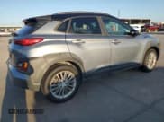✅ 2018 Hyundai Kona SEL • VIN: KM8K22AA4JU137499 • Лот: 71777324. Опубликован ранее на Copart с пробегом 101 691 миль. Бесплатный доступ к архиву аукционных продаж из США и подробный отчёт об истории автомобиля на DreamBid. Изображение 3.