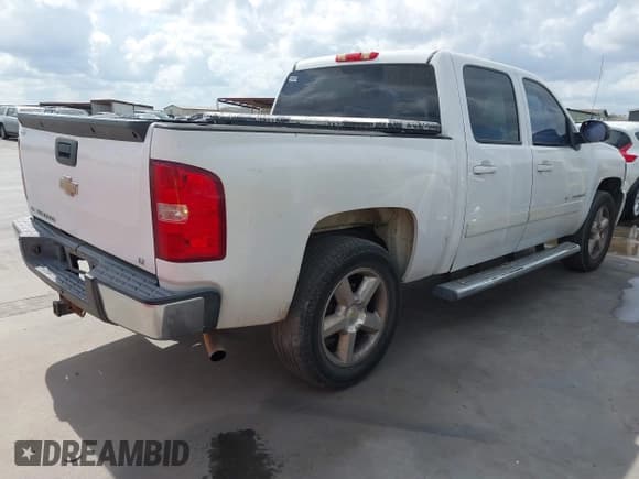 ✅ 2008 Chevrolet Silverado 1500 1LT • VIN: 3GCEC13J98G295808 • Lot: 43534433. Wystawiony na IAAI z przebiegiem 285 031 mil. Bezpłatny archiwum sprzedaży aukcyjnych z USA i szczegółowy raport historii pojazdu na DreamBid. Zdjęcie 4.