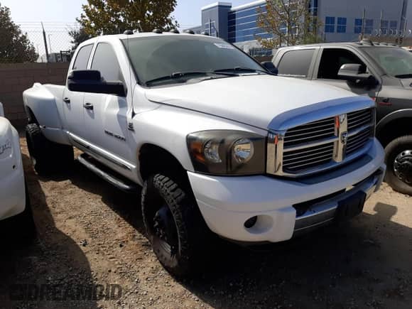 2006 Dodge 3500 Laramie z VIN 3D3MX48C46G261422, wystawiony jako Copart lot #75645244 z przebiegiem 135 267 mil mil oraz Szkoda całkowita • Salvage title. Historia ofert i sprzedaży dostępna na DreamBid. Obrazek 4.