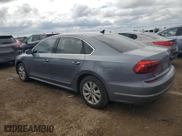 ✅ 2017 Volkswagen Passat S • VIN: 1VWAT7A38HC033333 • Лот: 69594735. Опубликован ранее на Copart с пробегом 105 235 миль. Бесплатный доступ к архиву аукционных продаж из США и подробный отчёт об истории автомобиля на DreamBid. Изображение 2.