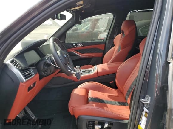 ✅ 2022 BMW X5 M • VIN: 5YMJU0C09N9N41272 • Lot: 47959433. Wystawiony na Copart z przebiegiem 13 219 mil. Bezpłatny archiwum sprzedaży aukcyjnych z USA i szczegółowy raport historii pojazdu na DreamBid. Zdjęcie 7.