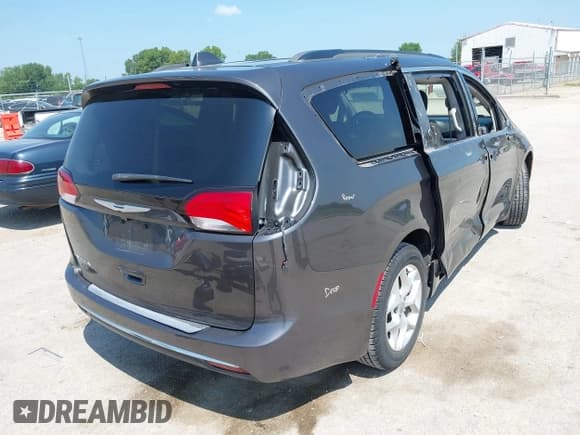 ✅ 2017 Chrysler Pacifica Touring L • VIN: 2C4RC1BG1HR785208 • Лот: 42584438. Опубликован ранее на IAAI с пробегом 93 204 миль. Бесплатный доступ к архиву аукционных продаж из США и подробный отчёт об истории автомобиля на DreamBid. Изображение 4.