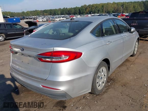 ✅ 2019 Ford Fusion S • VIN: 3FA6P0G70KR160235 • Лот: 43280903. Опубликован ранее на IAAI с пробегом 103 312 миль. Бесплатный доступ к архиву аукционных продаж из США и подробный отчёт об истории автомобиля на DreamBid. Изображение 4.