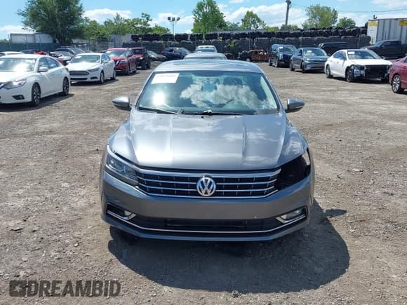 ✅ 2018 Volkswagen Passat SE • VIN: 1VWBA7A38JC015592 • Lot: 43073492. Wystawiony na IAAI z przebiegiem 170 003 mil. Bezpłatny archiwum sprzedaży aukcyjnych z USA i szczegółowy raport historii pojazdu na DreamBid. Zdjęcie 13.