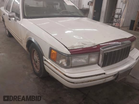 ✅ 1991 Lincoln Town Car Executive • VIN: 1LNCM81W2MY717196 • Lot: 42829076. Listed on IAAI with 6,485 mi. Free auction sales archive from the USA and detailed vehicle history report at DreamBid. Image 6.