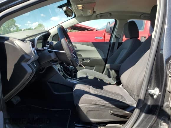 2018 Chevrolet Sonic LT z VIN 1G1JD5SH8J4111343, wystawiony jako Copart lot #57975324 z przebiegiem 186 149 mil mil oraz Szkoda całkowita • Salvage title. Historia ofert i sprzedaży dostępna na DreamBid. Obrazek 7.