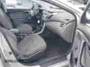 2016 Hyundai Elantra SE z VIN KMHDH4AE5GU517160, wystawiony jako IAAI lot #42963610 z przebiegiem 93 622 mil mil oraz . Historia ofert i sprzedaży dostępna na DreamBid. Obrazek 5.