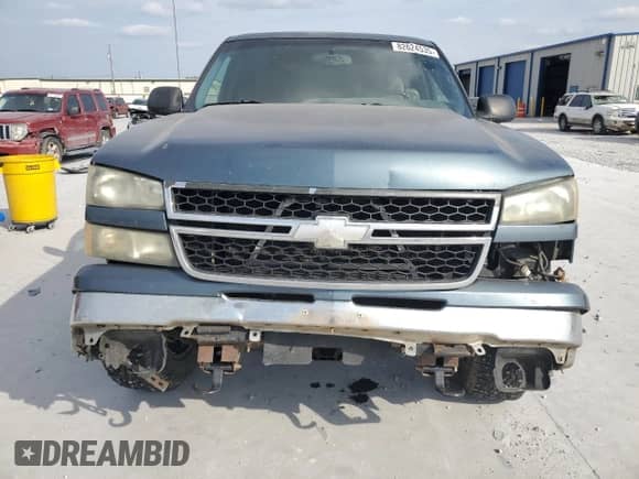 2007 Chevrolet Silverado 1500 LT1 with VIN 1GCEC19V07Z186582, listed as a Copart auction lot 82624535 with 204,867 mi miles and Salvage title. Bid and sale history available at DreamBid. Image 5.