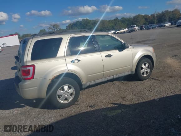 ✅ 2011 Ford Escape XLT • VIN: 1FMCU0DG7BKA31127 • Lot: 43387340. Listed on IAAI with 223,498 mi. Free auction sales archive from the USA and detailed vehicle history report at DreamBid. Image 4.