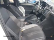 ✅ 2024 Volkswagen Tiguan SE R-Line Black • VIN: 3VVCB7AX6RM093792 • Lot: 42117670. Wystawiony na IAAI z przebiegiem 15 379 mil. Bezpłatny archiwum sprzedaży aukcyjnych z USA i szczegółowy raport historii pojazdu na DreamBid. Zdjęcie 5.