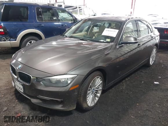 ✅ 2013 BMW 3 Series 328i xDrive • VIN: WBA3B5G55DNS03879 • Lot: 43033737. Wystawiony na IAAI z przebiegiem 139 933 mil. Bezpłatny archiwum sprzedaży aukcyjnych z USA i szczegółowy raport historii pojazdu na DreamBid. Zdjęcie 17.