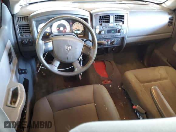 2005 Dodge Dakota ST z VIN 1D7HW28K65S346137, wystawiony jako Copart lot #50410765 z przebiegiem 128 670 mil mil oraz Czysty tytuł • Clean title. Historia ofert i sprzedaży dostępna na DreamBid. Obrazek 8.