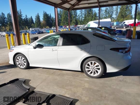 2023 Toyota Camry LE z VIN 4T1C11AK3PU187197, wystawiony jako IAAI lot #43443006 z przebiegiem 45 944 mil mil oraz . Historia ofert i sprzedaży dostępna na DreamBid. Obrazek 14.