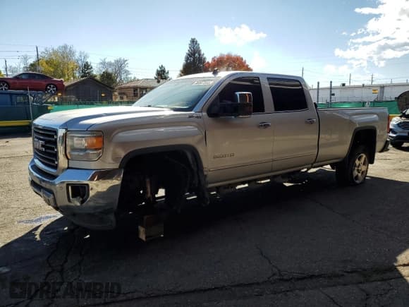 ✅ 2015 GMC Sierra 2500HD SLT • VIN: 1GT12ZE88FF104758 • Лот: 86667555. Опубликован ранее на Copart с пробегом 235 268 миль. Бесплатный доступ к архиву аукционных продаж из США и подробный отчёт об истории автомобиля на DreamBid. Изображение 1.