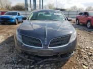 ✅ 2013 Lincoln MKS • VIN: 1LNHL9EK3DG610976 • Lot: 54347465. Wystawiony na Copart z przebiegiem 219 255 mil. Bezpłatny archiwum sprzedaży aukcyjnych z USA i szczegółowy raport historii pojazdu na DreamBid. Zdjęcie 5.