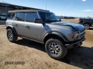 ✅ 2023 Ford Bronco • VIN: 1FMEE5DP0PLC10002 • Lot: 57272555. Wystawiony na Copart z przebiegiem 14 035 mil. Bezpłatny archiwum sprzedaży aukcyjnych z USA i szczegółowy raport historii pojazdu na DreamBid. Zdjęcie 4.