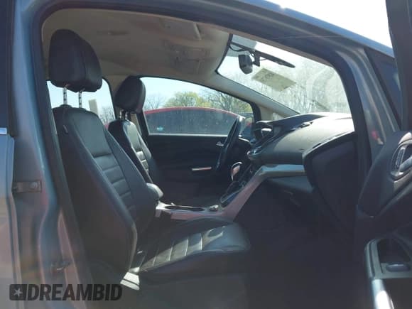 ✅ 2013 Ford C-Max SEL • VIN: 1FADP5CU9DL556875 • Lot: 41976730. Wystawiony na IAAI z przebiegiem 199 557 mil. Bezpłatny archiwum sprzedaży aukcyjnych z USA i szczegółowy raport historii pojazdu na DreamBid. Zdjęcie 5.