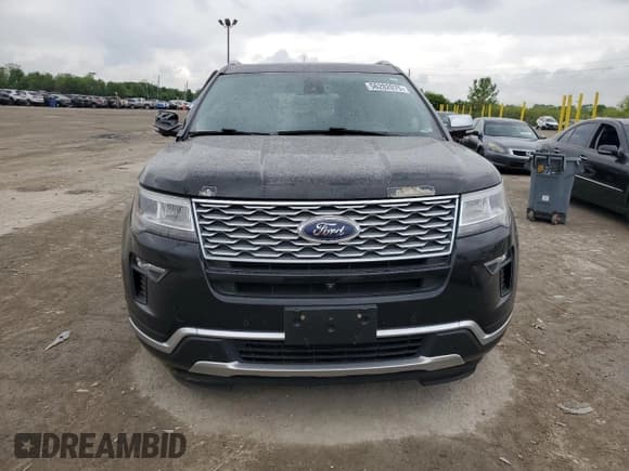 ✅ 2018 Ford Explorer Platinum • VIN: 1FM5K8HT0JGA40158 • Lot: 56282075. Wystawiony na Copart z przebiegiem 109 769 mil. Bezpłatny archiwum sprzedaży aukcyjnych z USA i szczegółowy raport historii pojazdu na DreamBid. Zdjęcie 5.