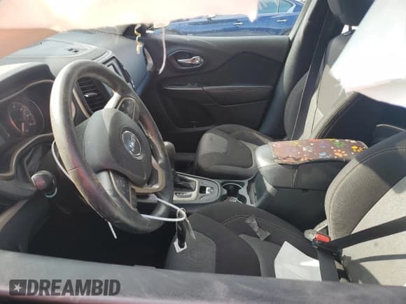 ✅ 2014 Jeep Cherokee Sport • VIN: 1C4PJMAB1EW190687 • Lot: 63572275. Wystawiony na Copart z przebiegiem Nie podano. Bezpłatny archiwum sprzedaży aukcyjnych z USA i szczegółowy raport historii pojazdu na DreamBid. Zdjęcie 7.