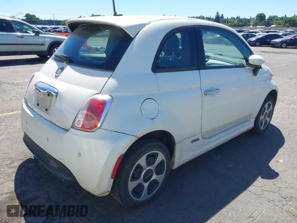 ✅ 2014 FIAT 500e • VIN: 3C3CFFGE3ET291138 • Lot: 42712724. Wystawiony na IAAI z przebiegiem 86 000 mil. Bezpłatny archiwum sprzedaży aukcyjnych z USA i szczegółowy raport historii pojazdu na DreamBid. Zdjęcie 4.