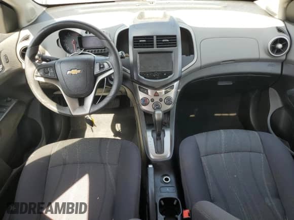 2015 Chevrolet Sonic LT z VIN 1G1JC6SBXF4113932, wystawiony jako Copart lot #80404595 z przebiegiem 69 220 mil mil oraz Szkoda całkowita • Salvage title. Historia ofert i sprzedaży dostępna na DreamBid. Obrazek 8.