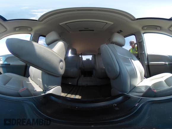 ✅ 2017 Toyota Sienna XLE Auto Access Seat • VIN: 5TDYZ3DC9HS889730 • Lot: 42171616. Listed on IAAI with 92,822 mi. Free auction sales archive from the USA and detailed vehicle history report at DreamBid. Image 18.