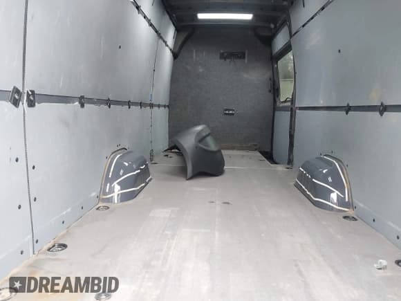 ✅ 2019 Mercedes-Benz Sprinter • VIN: WD4FF1CD3KT011868 • Lot: 43558977. Wystawiony na IAAI z przebiegiem 216 666 mil. Bezpłatny archiwum sprzedaży aukcyjnych z USA i szczegółowy raport historii pojazdu na DreamBid. Zdjęcie 8.