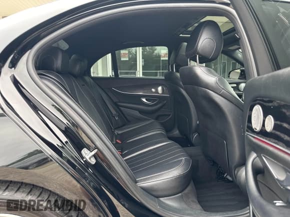 ✅ 2017 Mercedes-Benz E 300 Luxury • VIN: WDDZF4JB0HA036490 • Лот: 42723270. Опубликован ранее на IAAI с пробегом 133 703 миль. Бесплатный доступ к архиву аукционных продаж из США и подробный отчёт об истории автомобиля на DreamBid. Изображение 8.