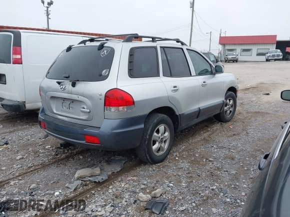 2005 Hyundai Santa Fe GLS с VIN KM8SC13D05U955011, выставлен на аукционе IAAI как лот 41496442 с пробегом Не указан миль и . История ставок и продаж доступна на DreamBid. Изображение 4.