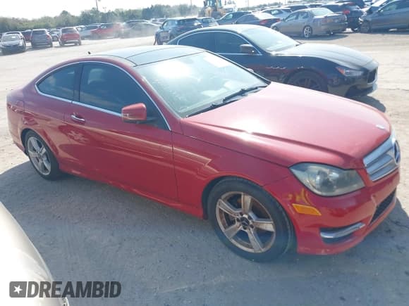 ✅ 2013 Mercedes-Benz C 250 • VIN: WDDGJ4HB0DF977768 • Lot: 41521807. Wystawiony na IAAI z przebiegiem Nie podano. Bezpłatny archiwum sprzedaży aukcyjnych z USA i szczegółowy raport historii pojazdu na DreamBid. Zdjęcie 1.