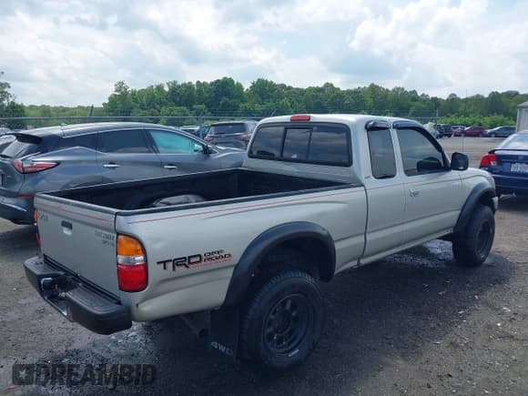 ✅ 2004 Toyota Tacoma • VIN: 5TEWN72N84Z402318 • Lot: 42457447. Wystawiony na IAAI z przebiegiem 215 000 mil. Bezpłatny archiwum sprzedaży aukcyjnych z USA i szczegółowy raport historii pojazdu na DreamBid. Zdjęcie 4.