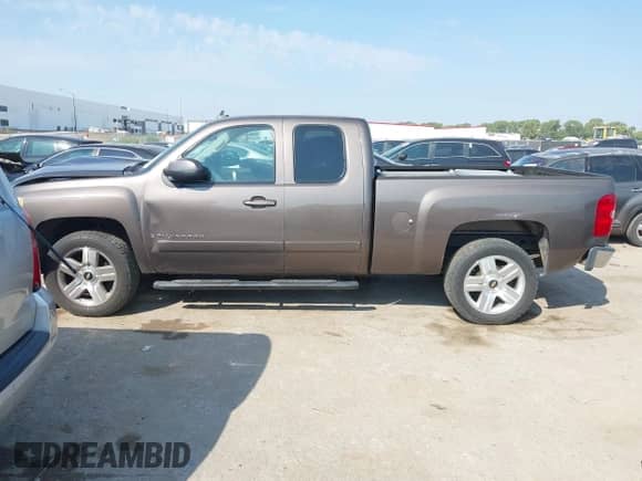2008 Chevrolet Silverado 1500 1LT z VIN 2GCEC19J481298955, wystawiony jako IAAI lot #43246623 z przebiegiem 152 808 mil mil oraz . Historia ofert i sprzedaży dostępna na DreamBid. Obrazek 14.