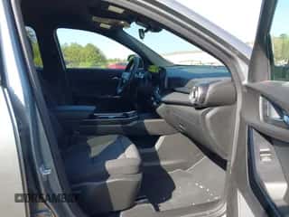 2025 Chevrolet Equinox FWD LT z VIN 3GNAXHEG3SL266596, wystawiony jako IAAI lot #41929925 z przebiegiem 2 941 mil mil oraz . Historia ofert i sprzedaży dostępna na DreamBid. Obrazek 5.